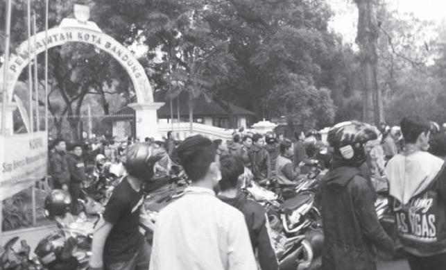Kecewa Tak Ada Solusi, Pengemudi Gojek Ontrog Balai Kota Bandung