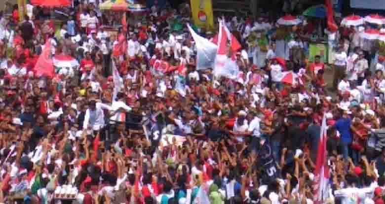 Naik Mobil Terbuka Bersama Iriana, Jokowi Tiba di Kampanye Terbuka Purwokerto