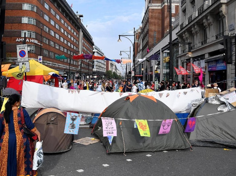 Demo Isu Lingkungan Hari Ke-8 di London, 1.000 Orang Lebih Ditangkap