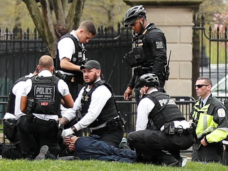 Coba Bakar Diri di Luar Gedung Putih, Pria AS Diamankan Secret Service