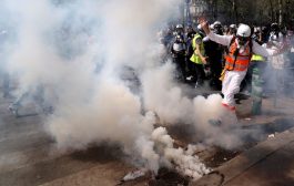 Bentrok dengan Massa Rompi Kuning di Paris, Polisi Tembakkan Gas Air Mata