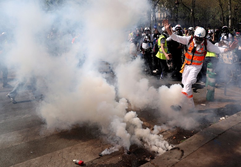 Bentrok dengan Massa Rompi Kuning di Paris, Polisi Tembakkan Gas Air Mata