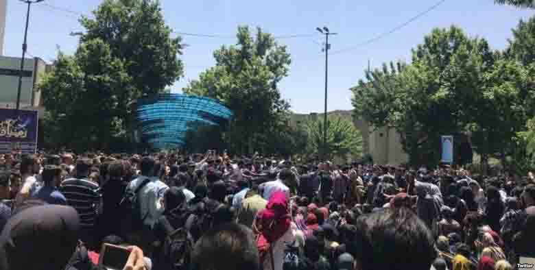 Bentrokan di Universitas Teheran Saat Demo Memprotes Aturan Berhijab