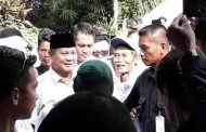 Prabowo Ziarah ke Makam Pak Harto Ditemani Anaknya