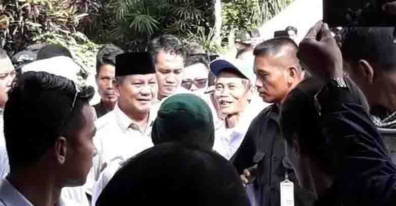 Prabowo Ziarah ke Makam Pak Harto Ditemani Anaknya