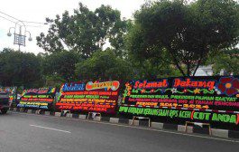 Papan Bunga 'Selamat Datang Presiden' Berjejer di Kantor BPN Aceh