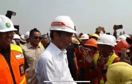 Kunjungan ke Soetta, Jokowi Dapat Ucapan Selamat Ultah dari Pekerja Proyek