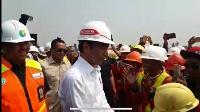 Kunjungan ke Soetta, Jokowi Dapat Ucapan Selamat Ultah dari Pekerja Proyek