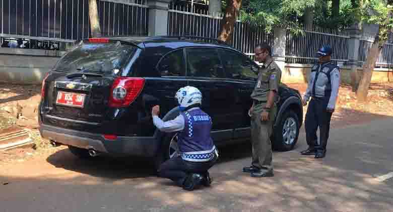 Razia Parkir Liar di Kompleks DPR Rawajati, Dishub Gembosi Mobil Pelat Merah