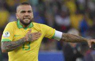 Dani Alves Mau Gabung Arsenal dan Rela Turun Gaji?