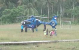 Cuaca Buruk, Helikopter Ini Mendarat Darurat di Lapangan Sepakbola Warga