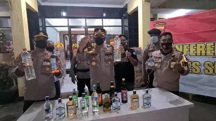 Polisi Amankan 7.600 Botol Miras dari Penggerebekan Rumah Mewah