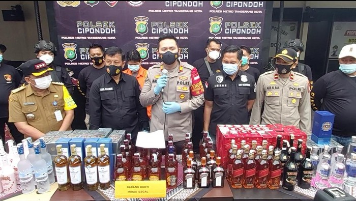 Polisi Sita 151 Botol Miras Ilegal di Tangerang
