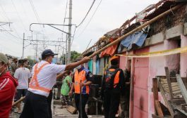 KAI Bersama Pemprov DKI Tertibkan 150 Bangunan Liar di Pinggir Rel Penjaringan