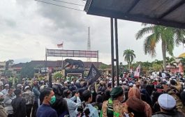 Desak Pembebasan Habib Rizieq, Massa Geruduk Polresta Bandung
