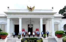 6 Menteri Baru Jokowi Dikenalkan Pakai Jaket Biru