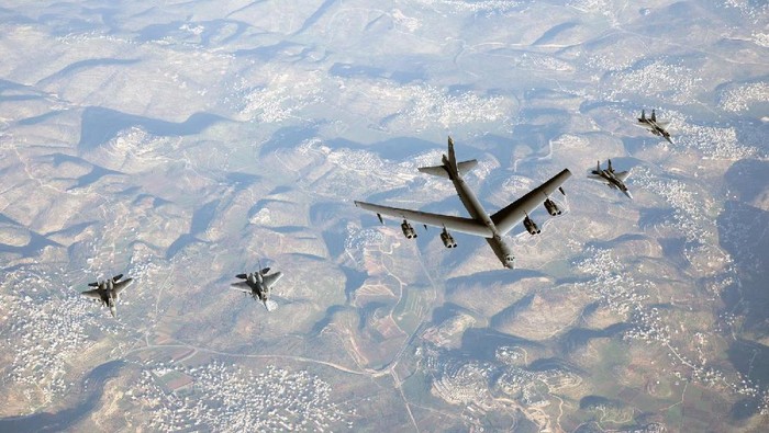 Pamer Kekuatan ke Iran, Jet Tempur Israel Kawal Pesawat Pengebom AS