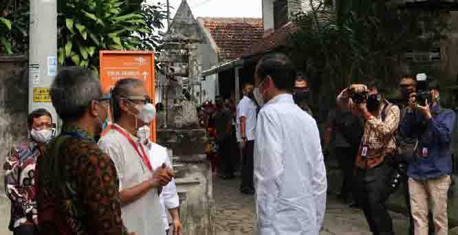 Jokowi Pantau Vaksinasi 500 Seniman