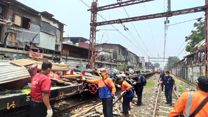 PT KAI Tertibkan Bangunan Liar Lintas Pasar Senen-Ancol