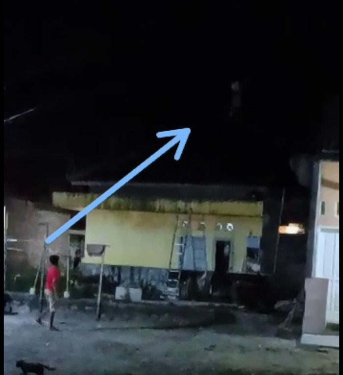 Polisi Tangkap 'Pocong' yang Viral Lari di Atap Rumah
