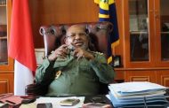 Gubernur Papua Berobat: Sewa Pesawat ke Jakarta-Dideportasi PNG