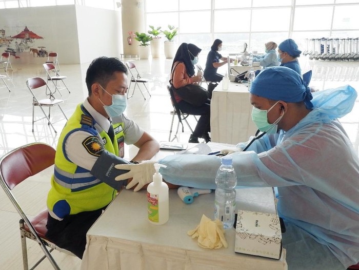 Ratusan Petugas Bandara Kulon Progo Disuntik Vaksin