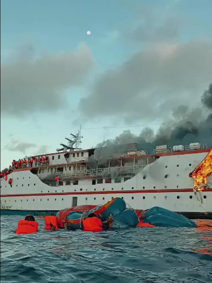 KM Karya Indah Terbakar di Laut Malut
