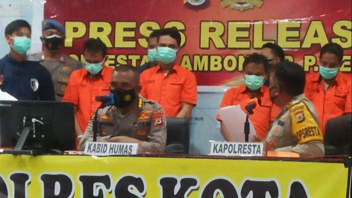 2 Oknum Polisi Jual Senpi ke KKB Papua Dituntut 10 Tahun