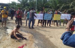 Warga Jambi Protes Pemda Tak Perbaiki Jalan 13 Km Rusak