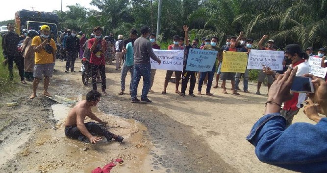 Warga Jambi Protes Pemda Tak Perbaiki Jalan 13 Km Rusak