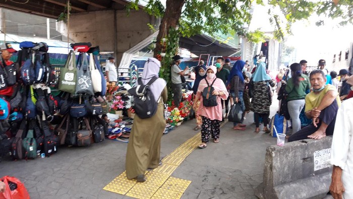 Pasar Tanah Abang Tutup, PKL Ramai Jualan di Trotoar