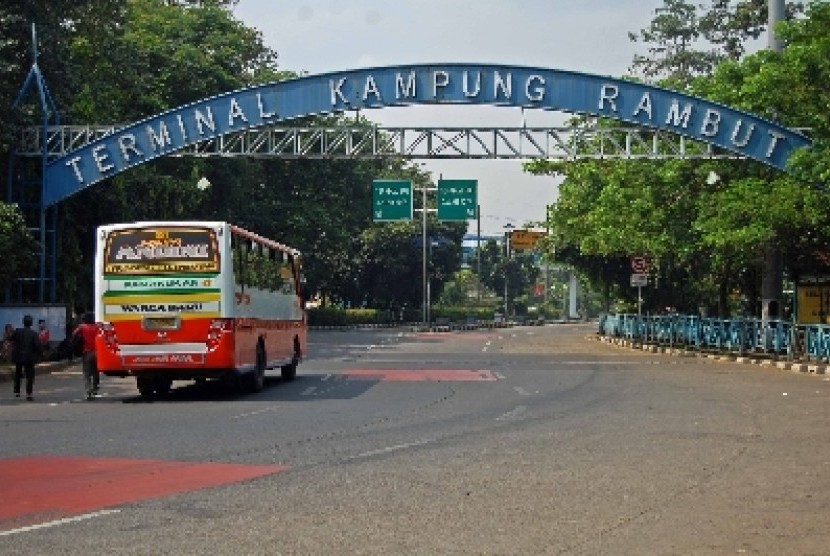 Petugas Cegah Travel Gelap Masuk Terminal Kp Rambutan