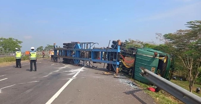 Truk Bawa Pemudik Terguling di Tol Cipali