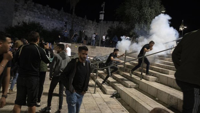Bentrok dengan Polisi Israel di Masjid Al-Aqsa, 178 Warga Palestina Luka