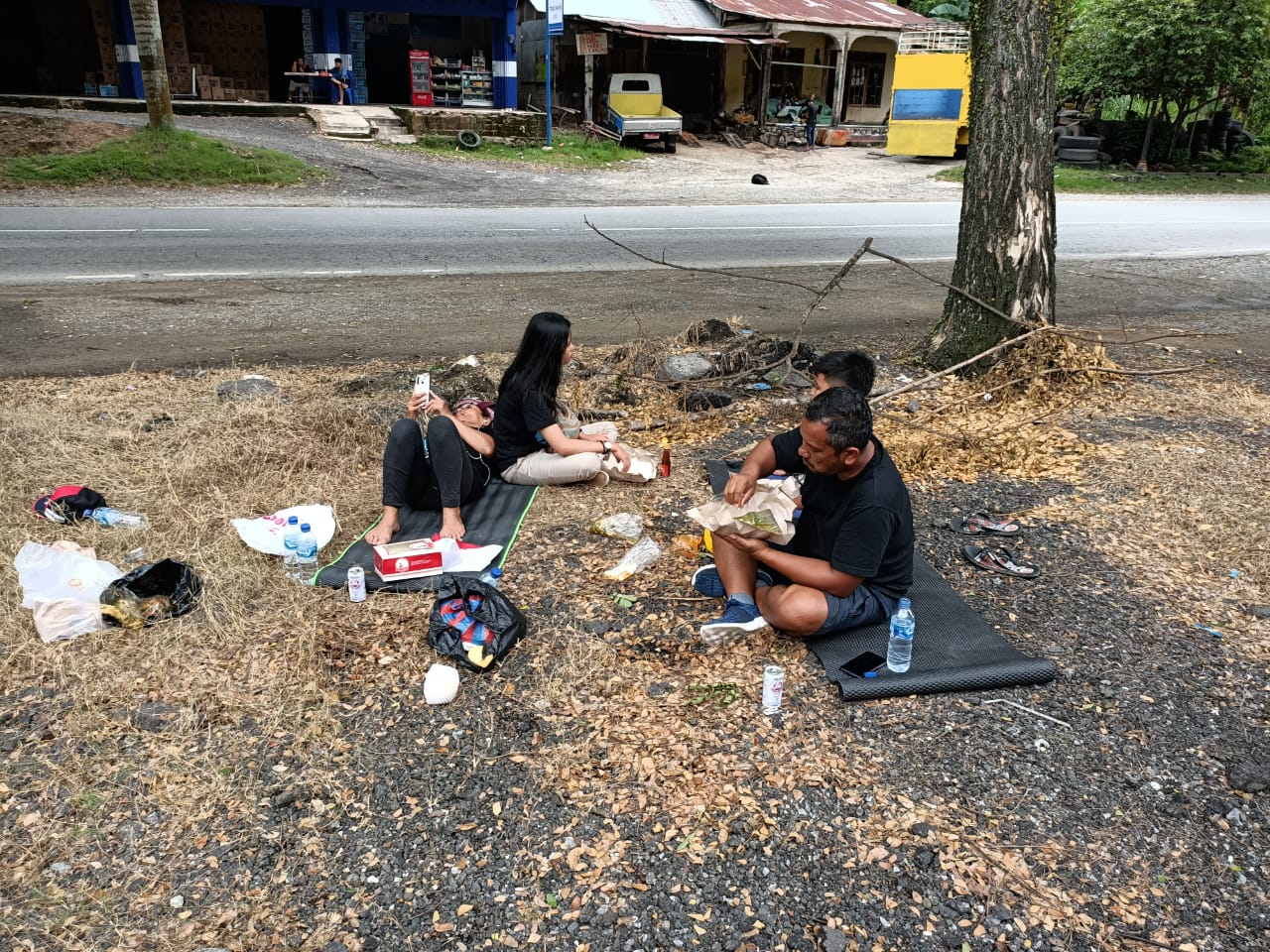 Tim 11 Makan Siang di Perbatasan Kabupaten Solok dan Kota Sawah Lunto Sumbar