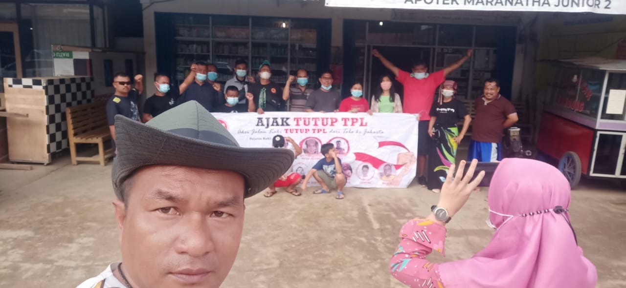 Pejuang Lingkungan Tanah Batak Sedang Melakukan Vaksinasi di Desa Marangin Propinsi Jambi