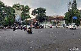 Polisi Bubarkan Massa Aksi Penolak PPKM di Bandung