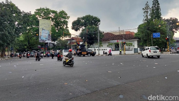 Polisi Bubarkan Massa Aksi Penolak PPKM di Bandung