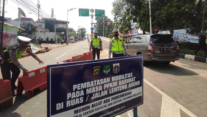 Jalan dari Depok ke Jakarta Ditutup di Flyover Tapal Kuda LA