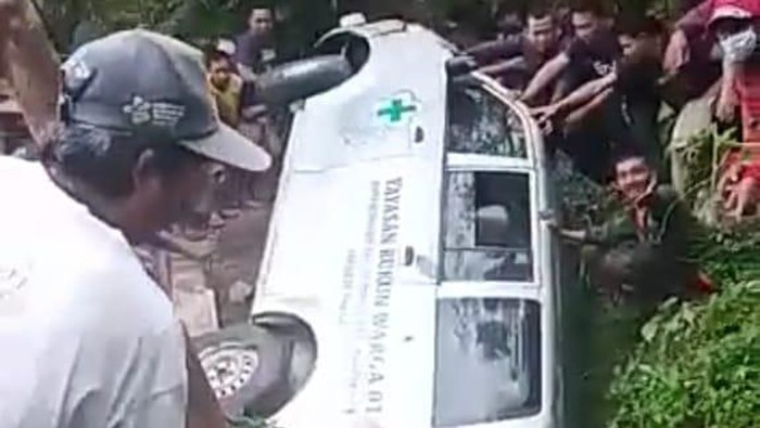 Ambulans Pengangkut Jenazah Terperosok