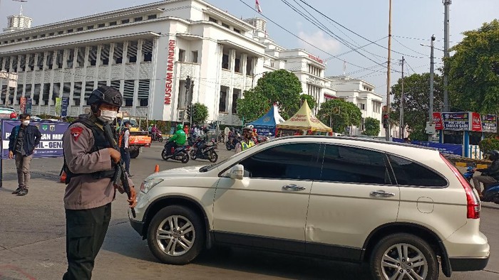 Sejumlah Mobil Pribadi Ingin ke Jl Gajah Mada Diputar Balik