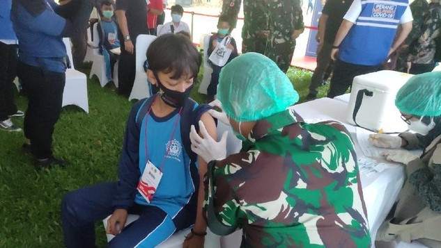 Dukungan TNI-Polri Kejar Target Vaksinasi 2 Juta Dosis/Hari