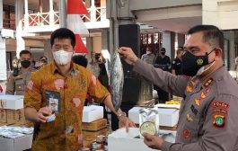 Polda Metro Bagikan 70 Ribu Kaleng Olahan Ikan