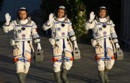 3 Astronaut China Kembali ke Bumi