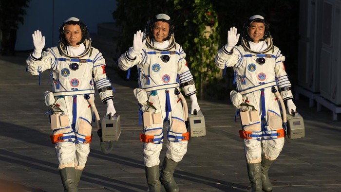 3 Astronaut China Kembali ke Bumi