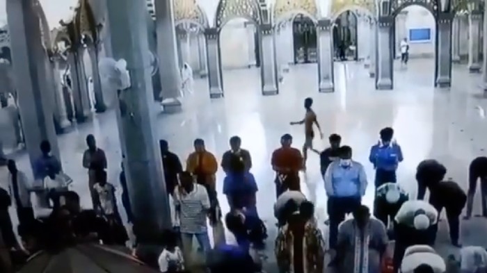 Pria Telanjang Dada Serang Imam Masjid di Cilegon
