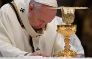 Alami Infeksi Pernapasan, Paus Fransiskus Dilarikan ke RS