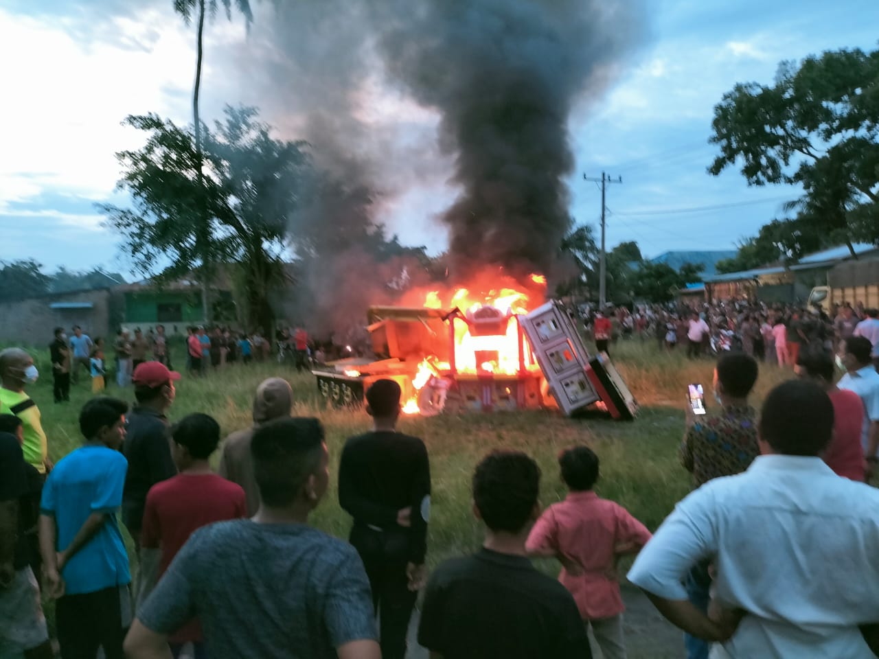 Diduga Ajang Judi, Warga Pantailabu Bakar Beberapa Mesin Ketangkasan Tembak Ikan