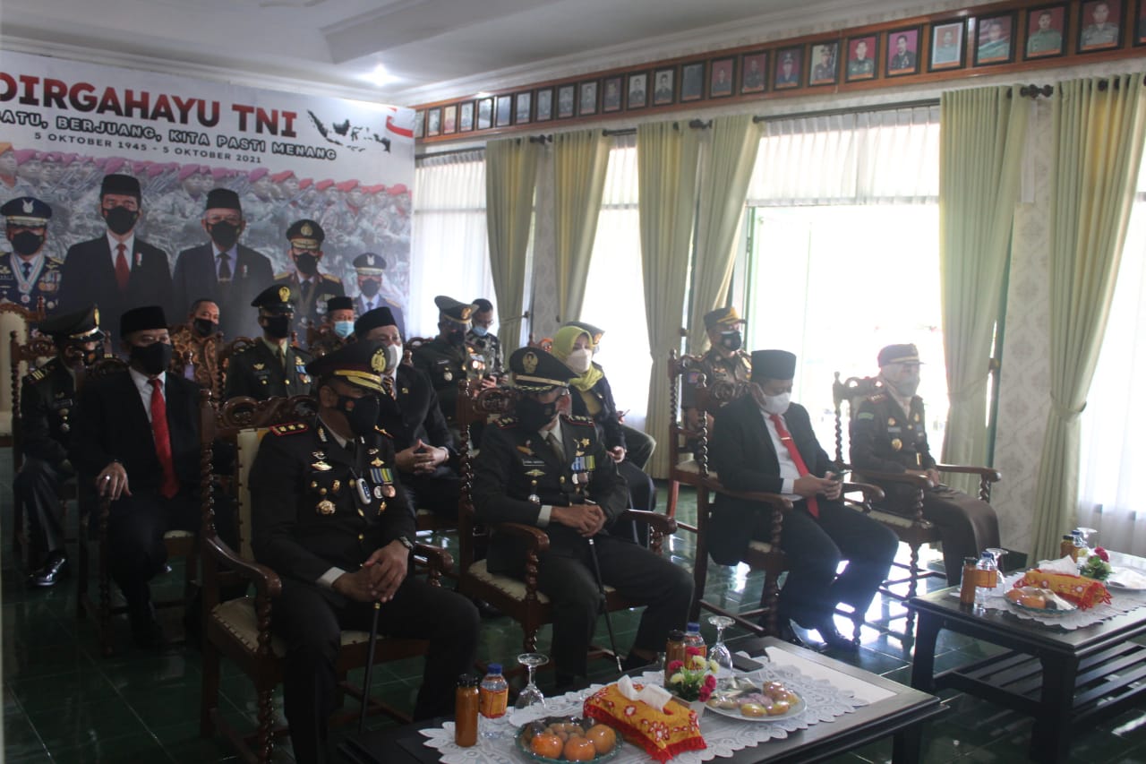HUT ke- 76 TNI, Dandim 0610 Sumedang Bersama Forkopimda Ikuti Upacara Video Conference