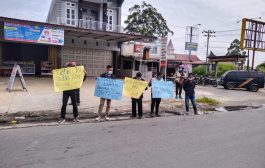 Kedatangan Wamen KLHK Disambut Aksi Bentang Spanduk Tutup TPL
